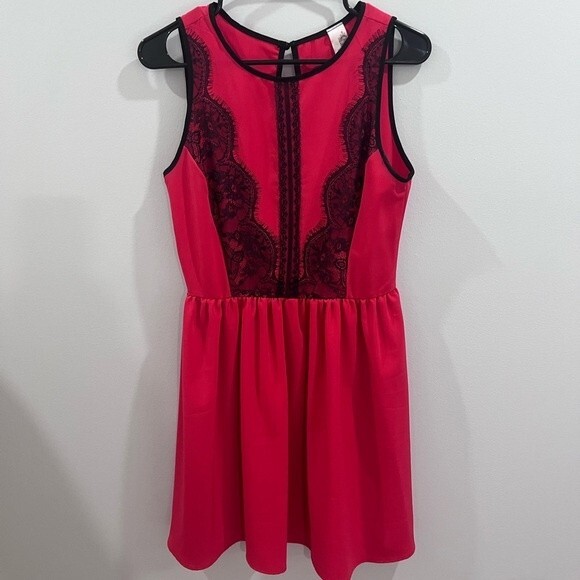 Francesca’s red and black Caberet lace backless dress size medium - Picture 4 of 7